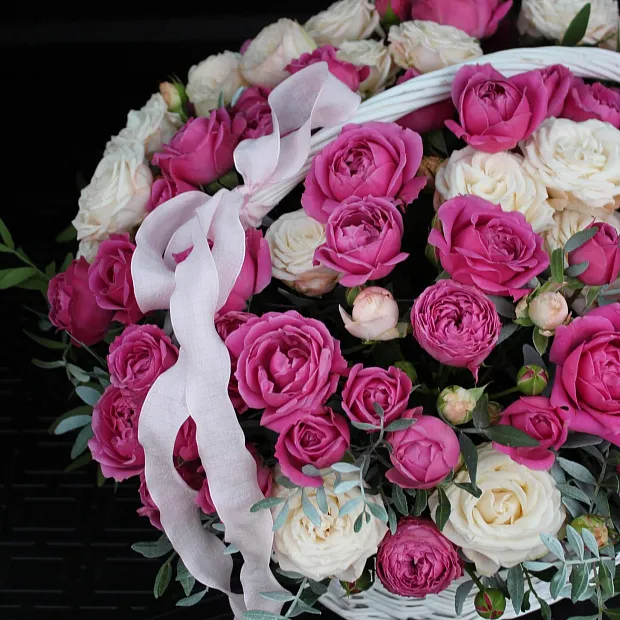 Корзина с Misty Bubbles "Микс роз"