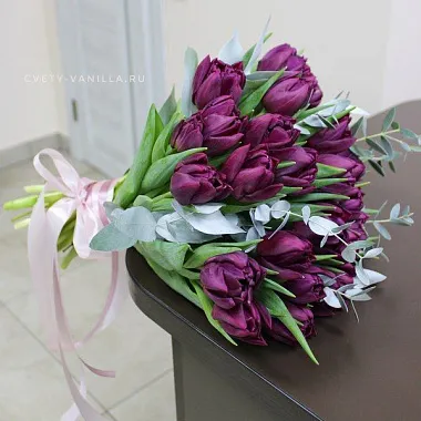 Подарки на 14 февраля: 31 пионовидный тюльпан с эвкалиптом