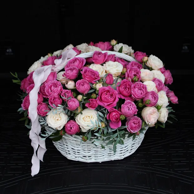 Корзина с Misty Bubbles "Микс роз"