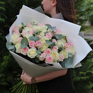 Букет из 51 нежной розы микс 60 см - изображение 2