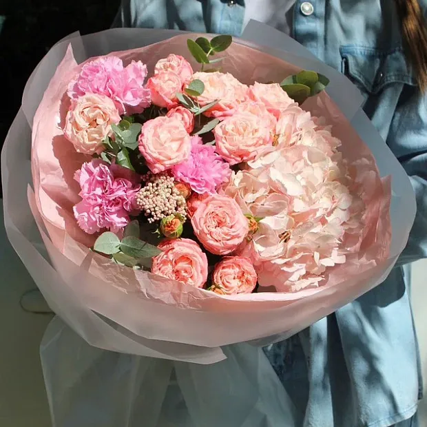 Сборный букет сезонных цветов