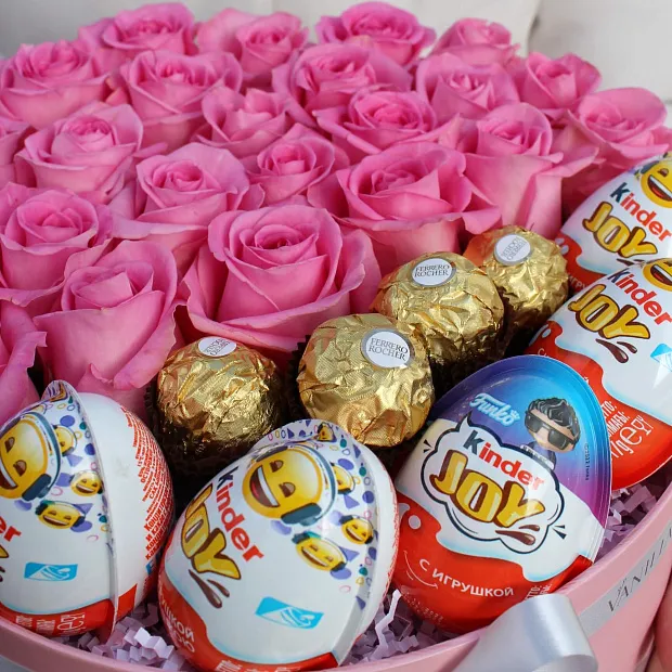 Розы в коробке с киндерами и ferrero rocher