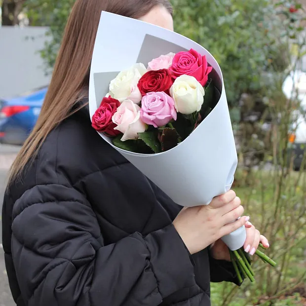 Микс из 9 роз 50 см в оформлении