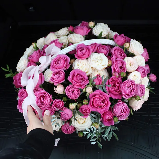 Корзина с Misty Bubbles "Микс роз"