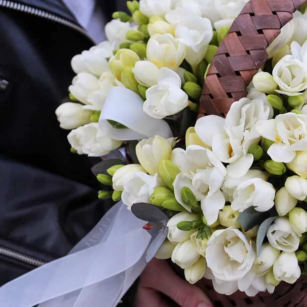 Корзинка с фрезией