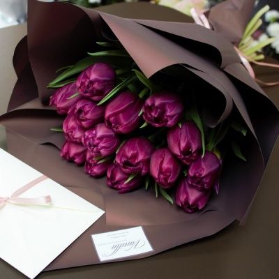 15 пионовидных тюльпанов