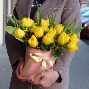 19 желтых тюльпанов в шляпной коробке