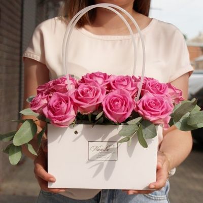 композиция из 15 роз aqua в сумочке