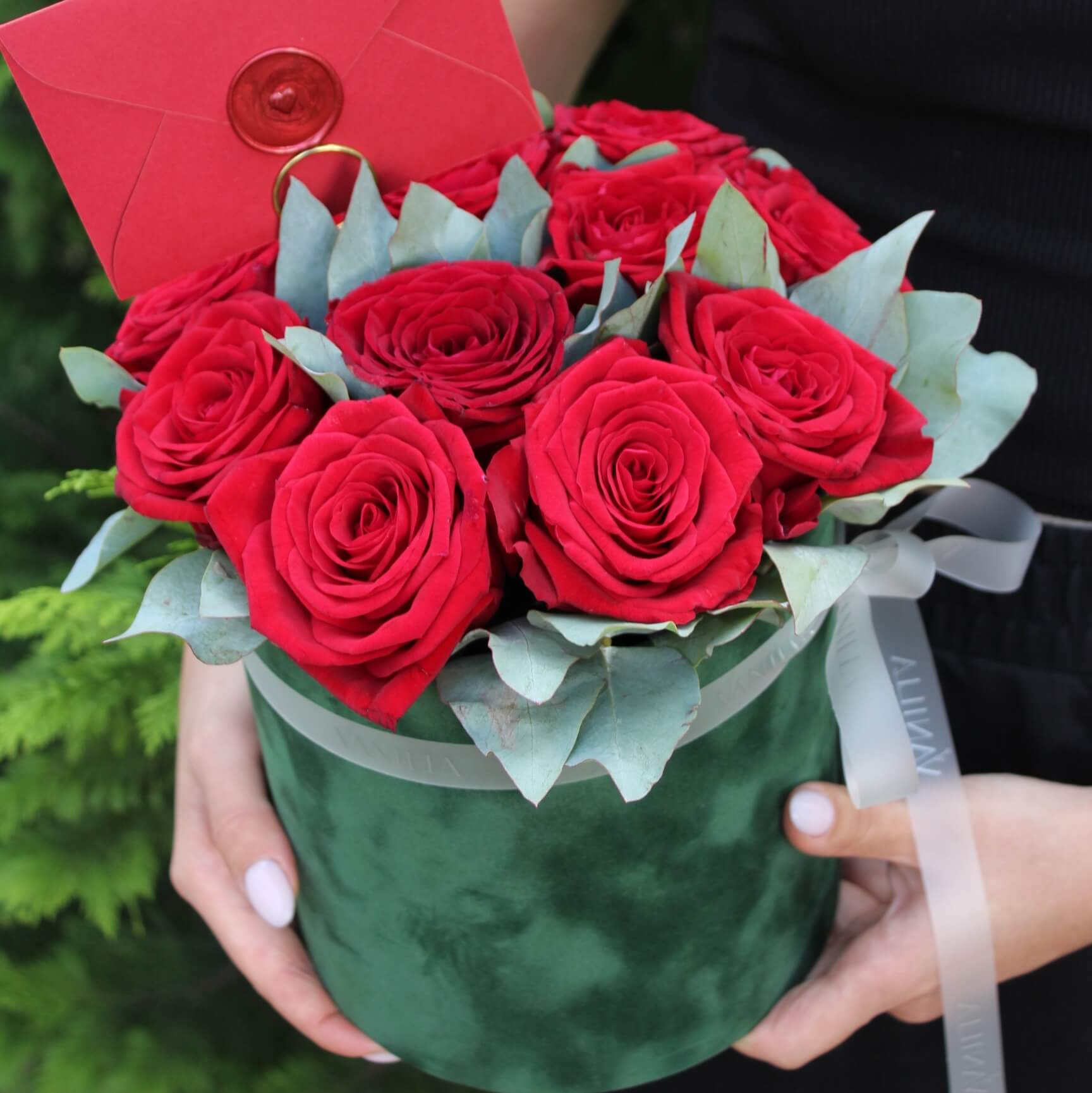 Купить Красные розы в цилиндре с доставкой в Краснодаре