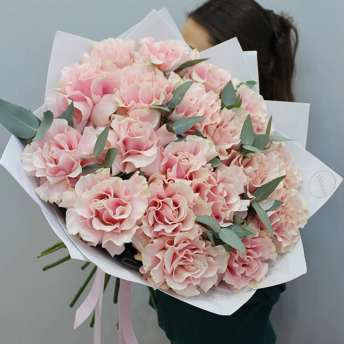 Букет из 19 роз Пинк мондиаль в оформлении
