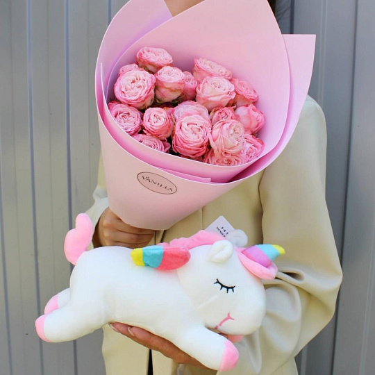 Небольшой букет из пионовидных кустовых роз