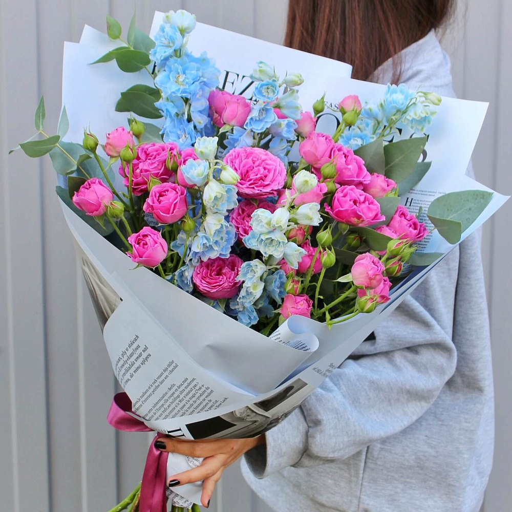 Букет микс из пионовидных роз и дельфиниума