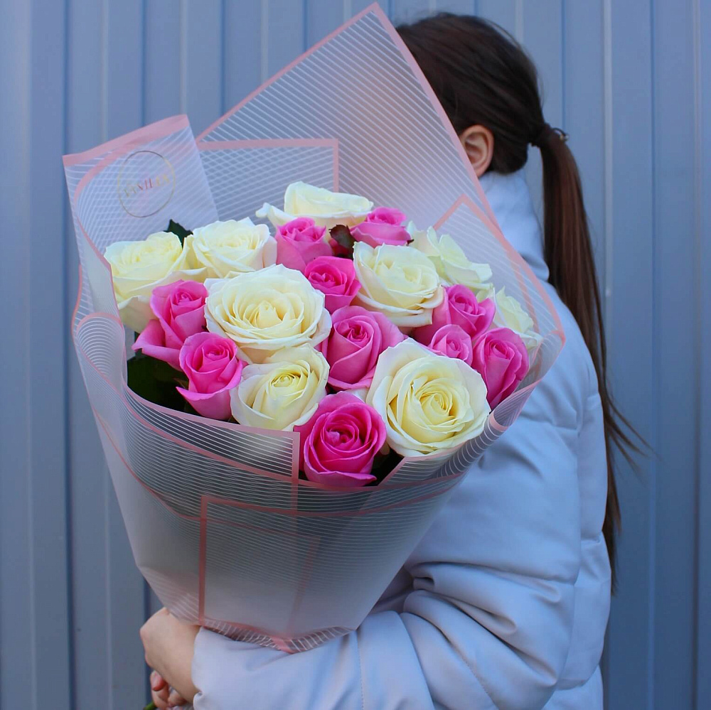 Букет из 19 микс роз Love