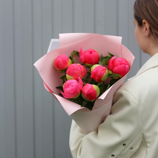 7 пионов Coral Charm в нежном оформлении - изображение 2