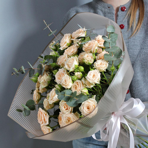 Кремовые кустовые розы с эвкалиптом - изображение 2