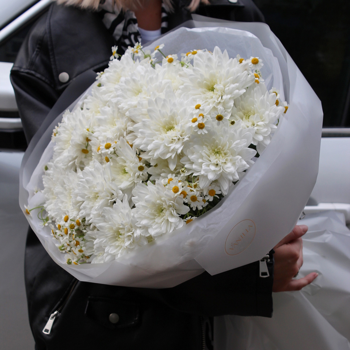 Букет из ромашки и хризантем