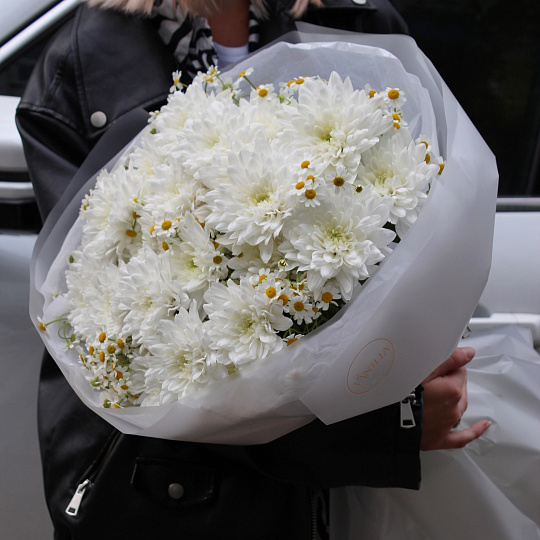 Букет из ромашки и хризантем