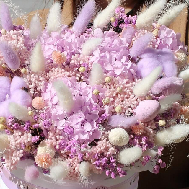 Цветы на праздник: Бархатный цилиндр с сухоцветами Candy