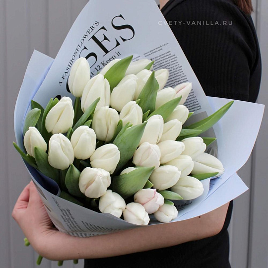33 белых тюльпана в газетном оформлении - изображение 2