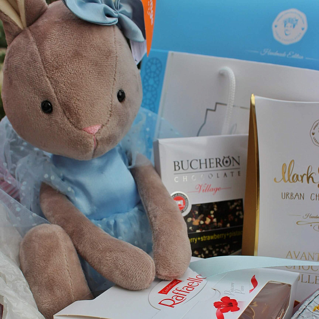 Цветы на праздник: Подарочная корзина «Любимые сладости»