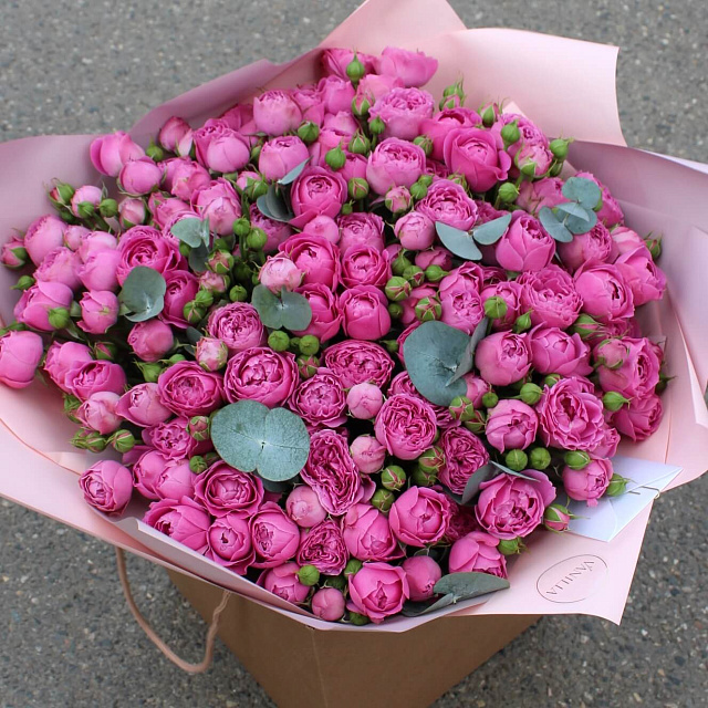 Цветы: Кустовые розы Мисти Бабблс с эвкалиптом