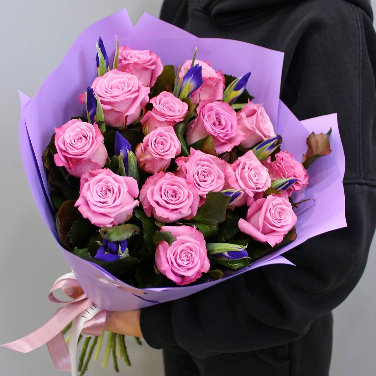 Букет микс из ирисов и роз Маритим