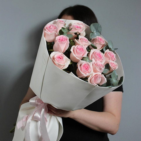 Букет из 15 розовых с эвкалиптом - изображение 2