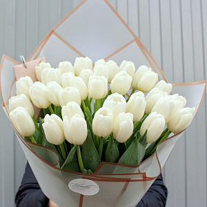 35 белых тюльпанов в нежном оформлении