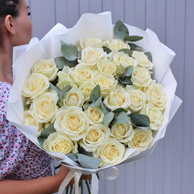 Цветы на праздник: Букет из 27 белых российских роз