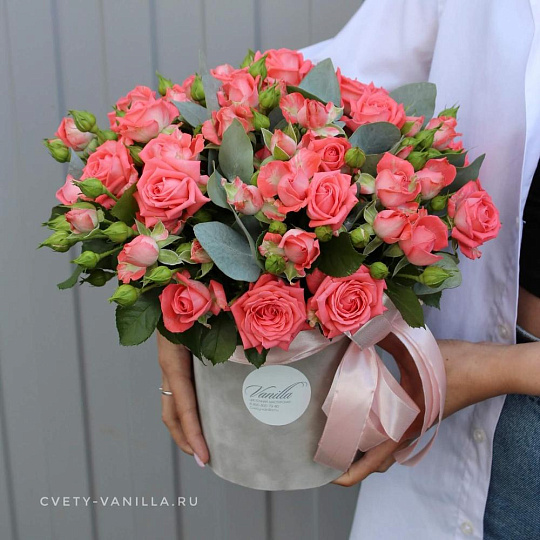 Серый цилиндр с кустовыми розами - изображение 2