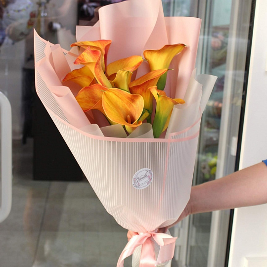 Букет из 11 оранжевых калл