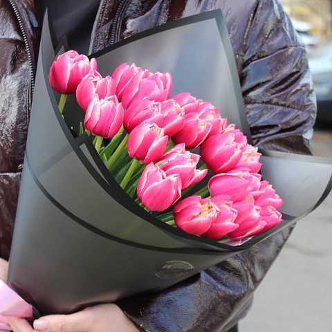 25 ярких тюльпанов в черном оформлении