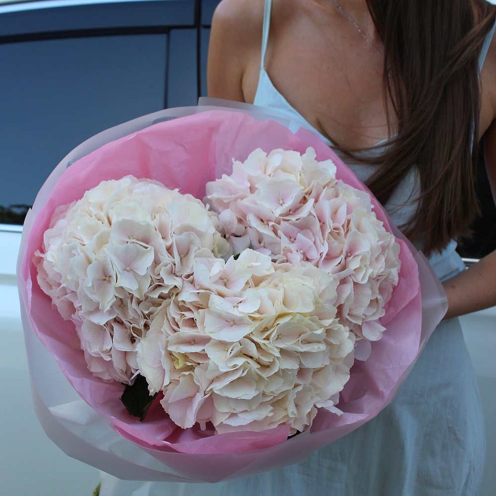 Букет из трёх гортензий