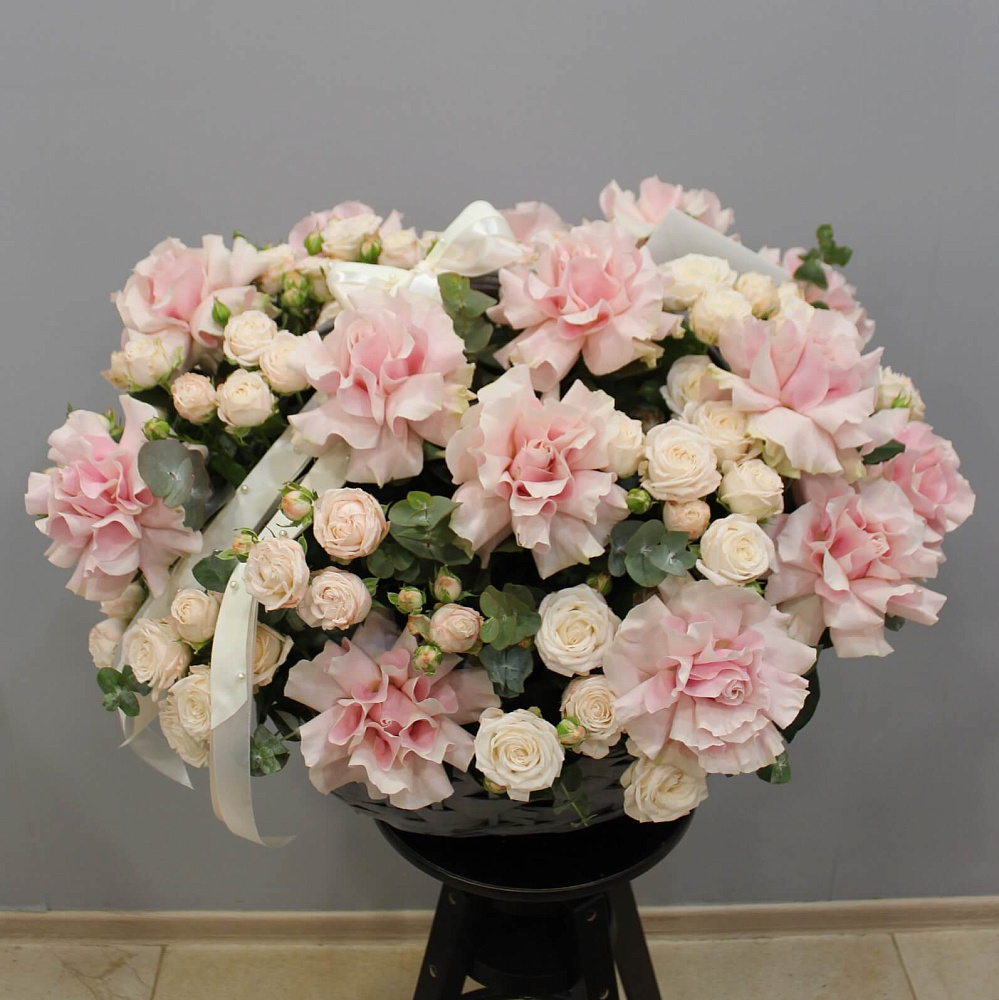 Корзина с цветами микс Люкс