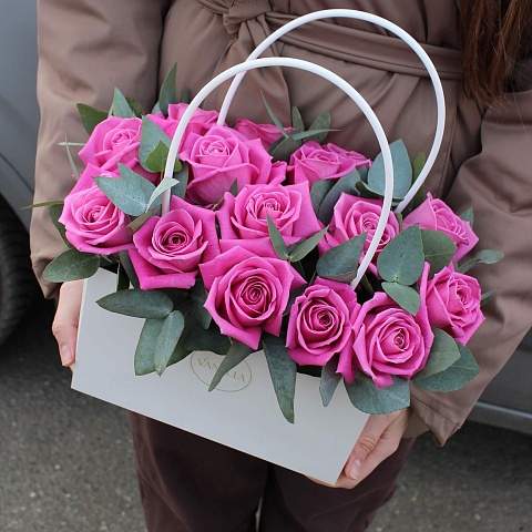 Настольные композиции из цветов: Композиция из 15 роз Aqua в сумочке