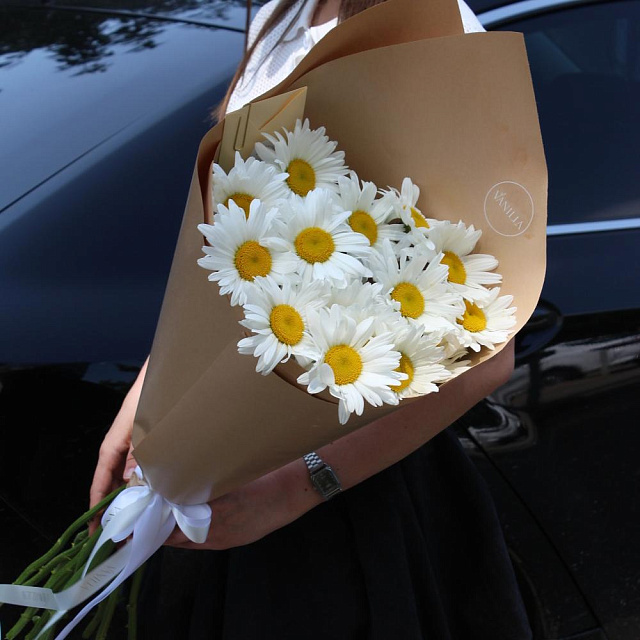 Букет из 15 ромашек в крафте - изображение 2