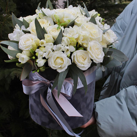 розы Шляпная коробка с белыми розами - изображение 2