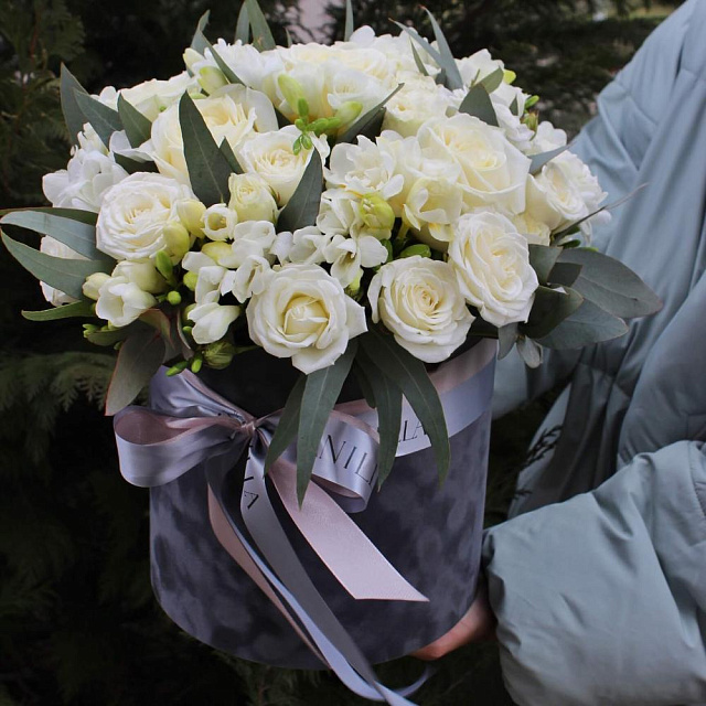 розы Шляпная коробка с белыми розами - изображение 2