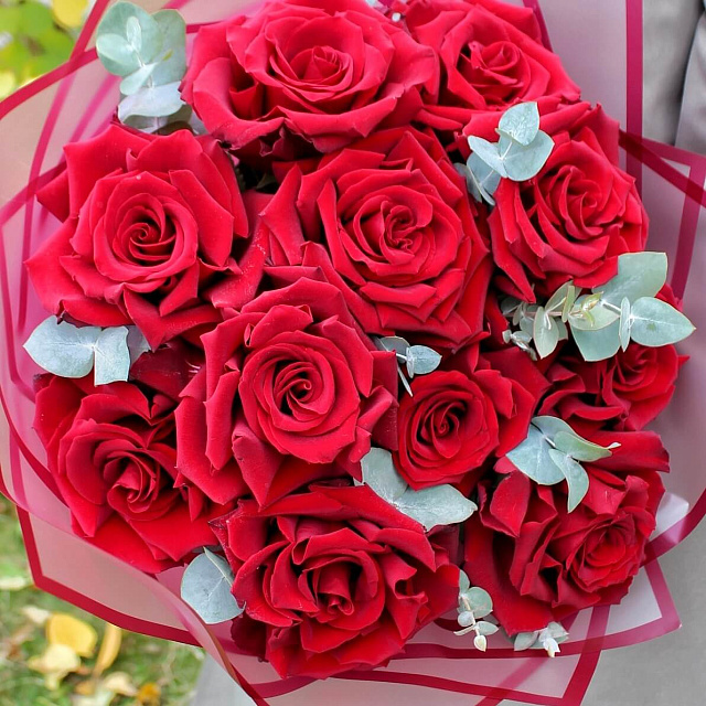 Необычные букеты: 11 вывернутых роз Explorer с эвкалиптом 