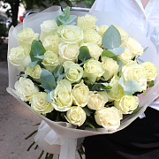 29 белых роз с эвкалиптом