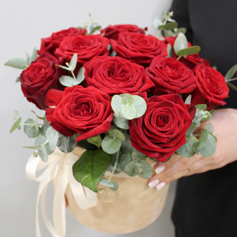 Цветы на свидание: 11 красных роз в шляпной коробке