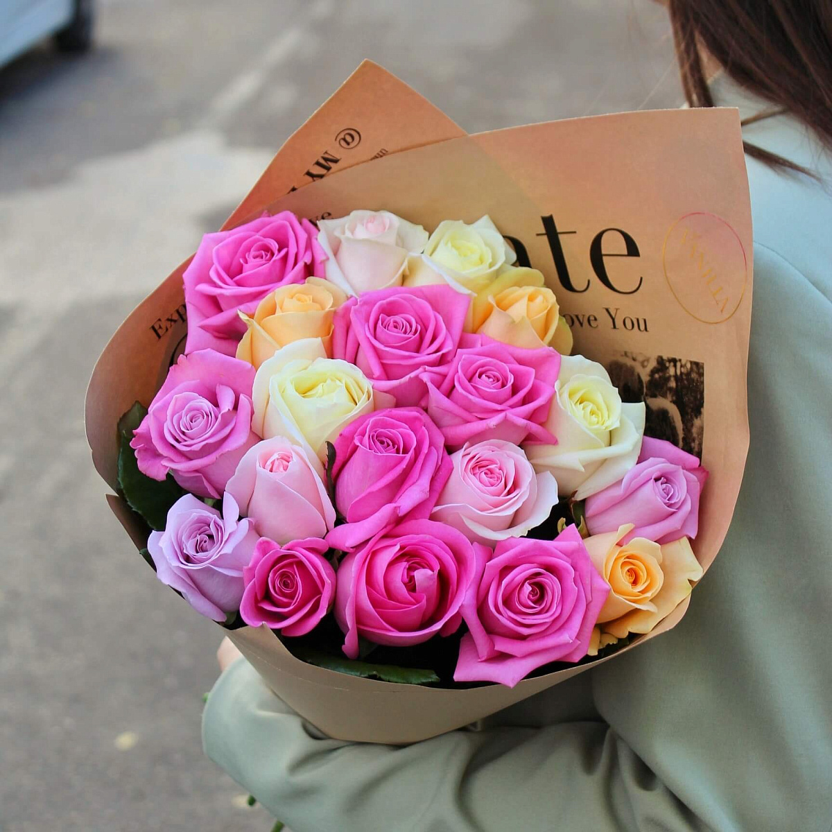 Букет из 19 ярких роз микс 