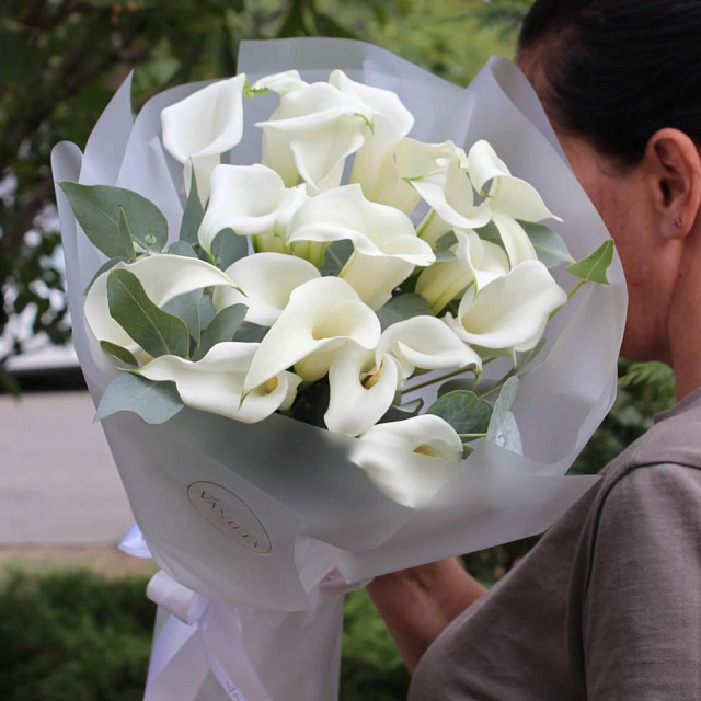 Букет из 19 белых калл с эвкалиптом - изображение 2