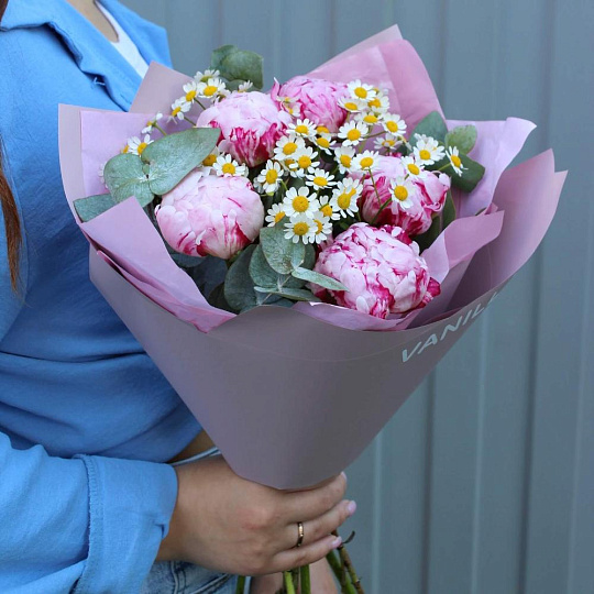 Букет из пионов и ромашки - изображение 2