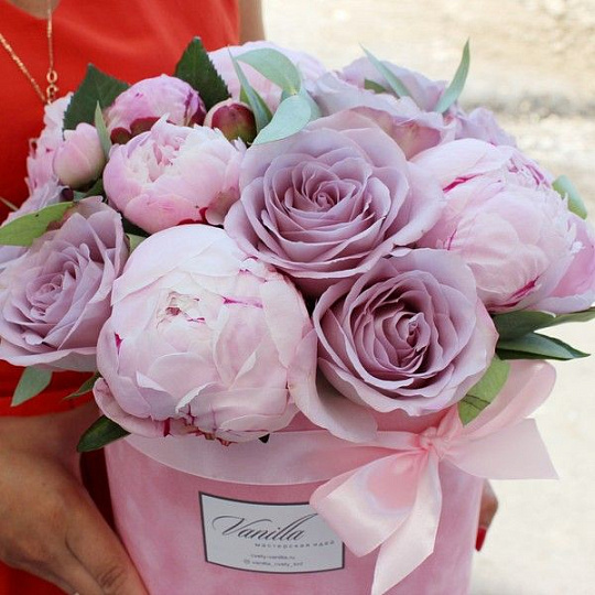 Пионы с розами