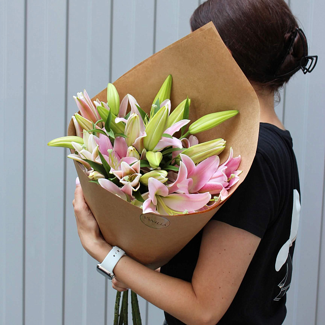 Цветы на праздник: Букет из 5 веток лилии