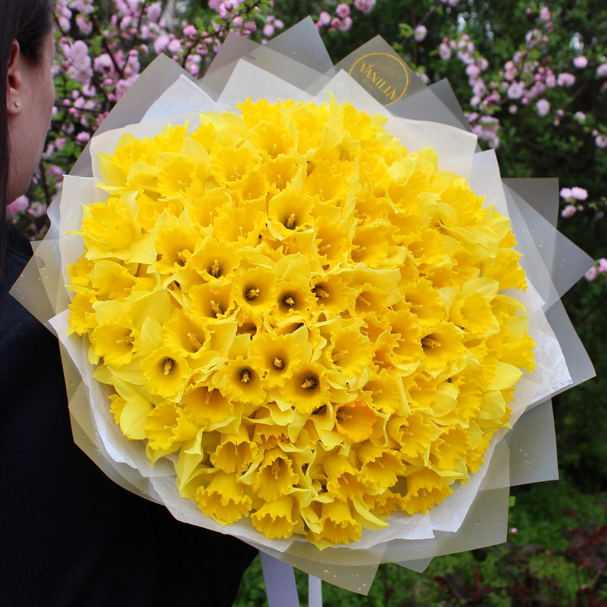 Букет из нарциссов в нежном оформлении