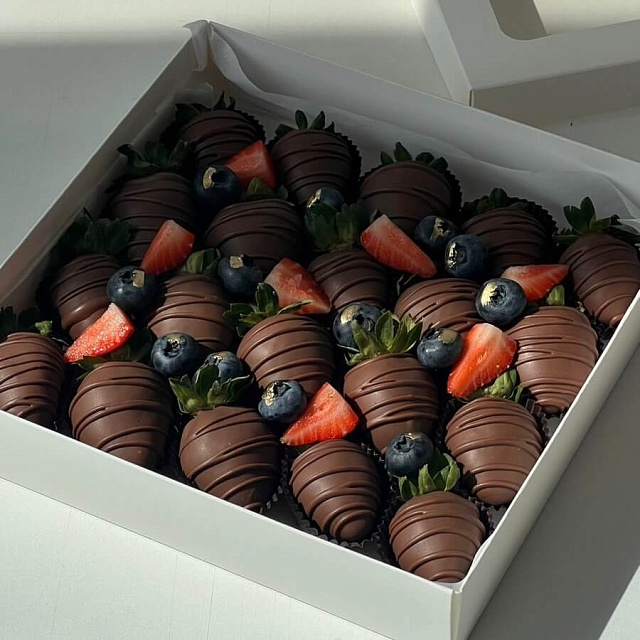 Набор из клубники в шоколаде с голубикой - изображение 2