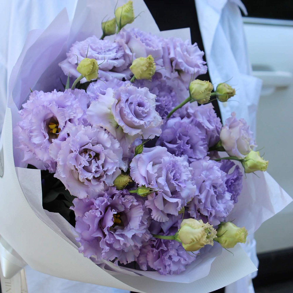 Нежный букет из сиреневой эустомы