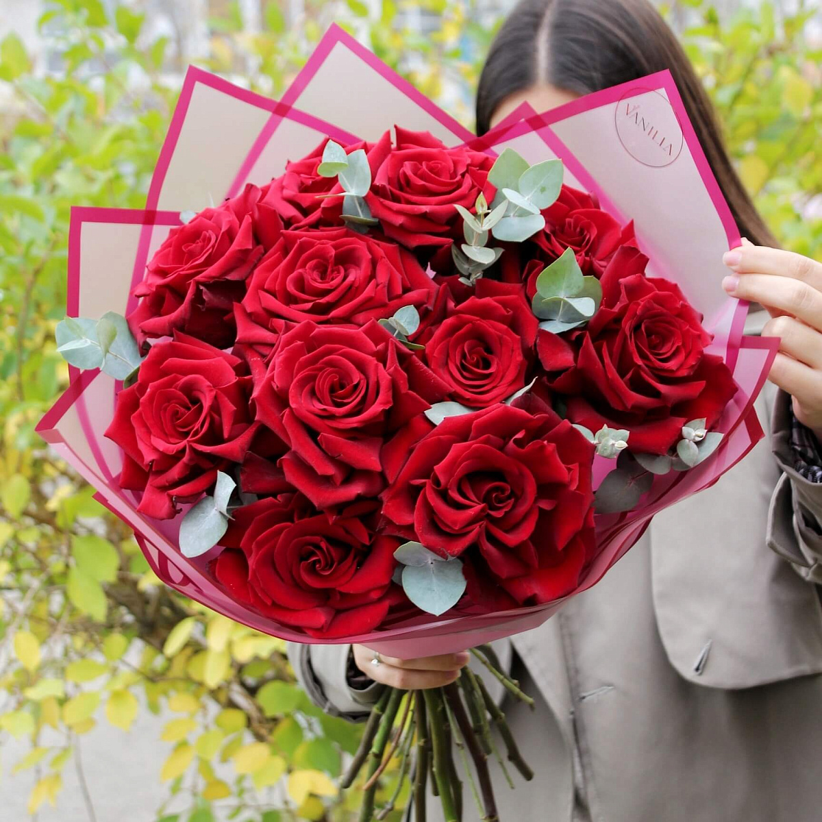 11 вывернутых роз Explorer с эвкалиптом 